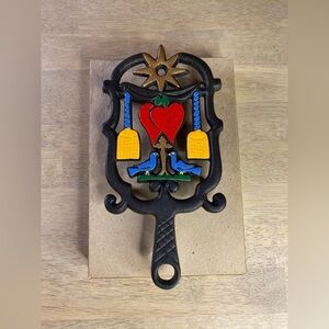 VTG 1951 John Wright Painted Cast Iron‎ Footed Trivet Dove Bird Hearts Broom NIB